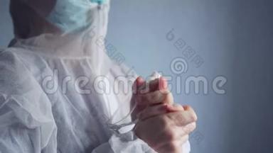 一名女医生用<strong>消毒</strong>喷雾<strong>消毒</strong>她的手。