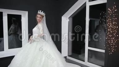 新娘头上戴着别致华丽的白色婚纱，拖在地上。