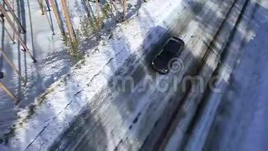 汽车在树林间的一条冬天的路上行驶