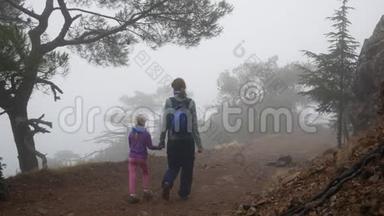 妈妈和女儿正在山上去奥林匹斯山的路上。 雪松，<strong>浓</strong>雾</strong>