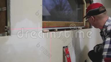 汉德曼，建筑工人，在一个新的绝缘和填充干燥的墙壁阁楼安装<strong>PVC</strong>窗户