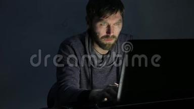 沮丧的胡须男在笔记本电脑上工作，非常惊讶和沮丧