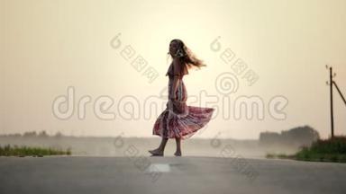 一个年轻漂亮的女孩穿着一件长裙子，在一个<strong>夏天</strong>温暖的<strong>夜晚</strong>赤脚走在路上