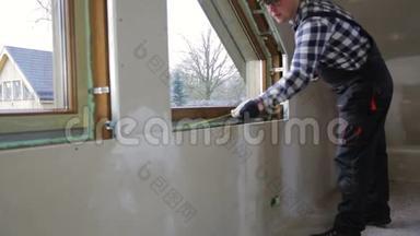 汉德曼，建筑工人，在一个新的绝缘和填充干燥的墙壁阁楼安装PVC窗户