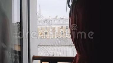<strong>电影</strong>院在法国阳台的窗户上，<strong>欣赏</strong>阳光明媚的埃菲尔铁塔观景慢动作。