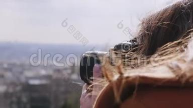 特写年轻漂亮的<strong>女记者</strong>从蒙马特角度拍摄巴黎城市全景。