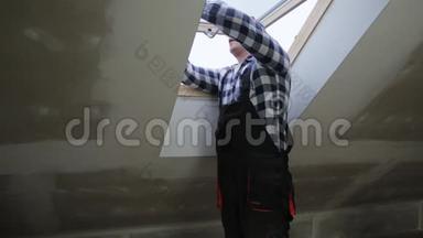 汉德曼，建筑工人，在一个新的绝缘和填充干燥的墙壁阁楼安装<strong>PVC</strong>窗户
