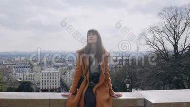 放大年轻美丽的摄影师妇女坐在巴黎全景在蒙马特观点慢动作。