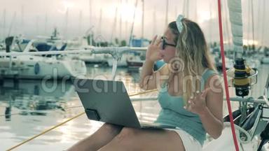 女游客在游艇上通过视频通话。 视频聊天，视频通话的概念..