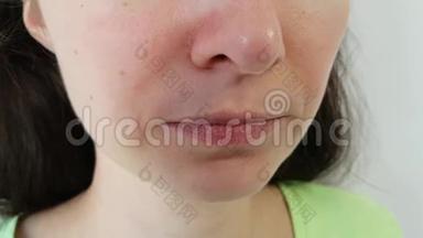 一个深色头发的女人在鼻子和嘴上戴着医疗面具的特写镜头。 很漂亮的脸。 干净的鼻子。 <strong>保护措施</strong>