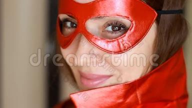 特写肖像女超级英雄。 穿红色雨衣和面具的女孩扮演权力超级英雄。 超级英雄和权力概念