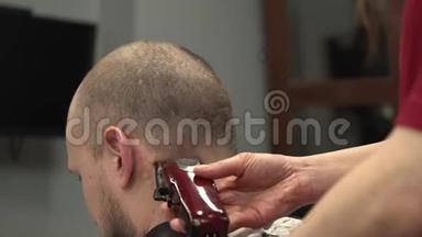 侧视女理发师理发.. 理发师剃掉客户的头发。