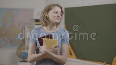 有趣的女老师。 微笑女讲师上课.. 有帮助的老师。 微笑的女学生、教师或女商人
