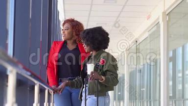 两位非裔美国女朋友<strong>在机场</strong>等候登机和离境