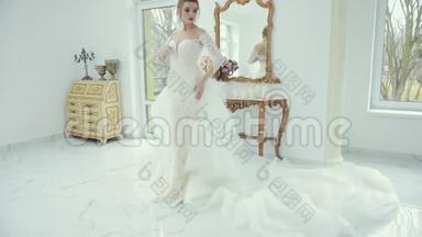 年轻的金发新娘穿着白色婚纱在镜头前摆姿势，转身