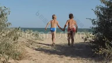 孩子们沿着海岸线奔跑。 海浪在海滩上冲刷。 男孩们牵着手沿着海滩奔跑。 孩子在里面