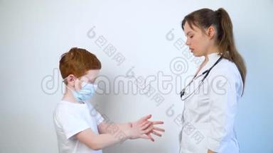 一名女医生用<strong>消毒</strong>喷雾<strong>消毒</strong>小男孩的手。 柯维德-19保护。 停止冠状病毒