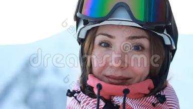 特写肖像女滑雪者在山上。 滑雪或滑雪板。 运动中的胜利、胜利、胜利的概念