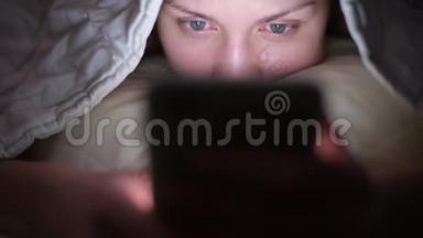 这部相机显示了一个女孩的眼睛，她晚上因为失眠而用手机
