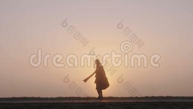 令人惊叹的<strong>大背景</strong>拍摄快乐的女人旋转兴奋在令人叹为观止的粉红色雾日落全景慢动作。