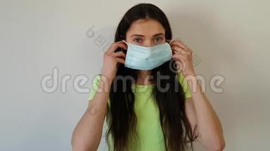 一个忧郁的黑发女人戴着医疗面具。 流感、感染和流行病期间的<strong>呼吸系统</strong>保护