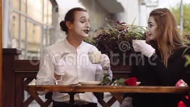 两个约会的快乐哑剧在咖啡馆里喝咖啡。 浪漫的约会