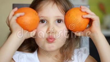 在孩子的手里合上橙色。 小女孩玩两个<strong>橡皮泥</strong>