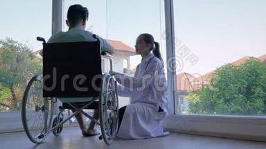 医生推了一个轮椅，病人来到玻璃房的边缘，安慰病人从悲伤中恢复过来