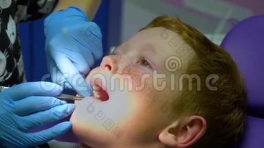 坐在牙科椅上的牙医<strong>接待处</strong>，吓坏了的红发男孩在哭。儿童牙科