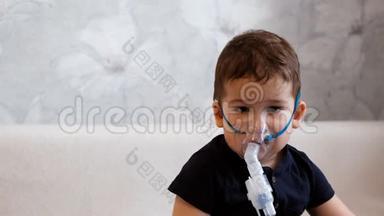 吸入用医疗面罩的小男孩的慢动作肖像。