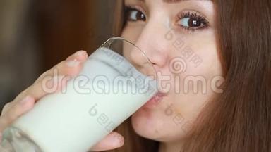 <strong>特写</strong>肖像女士喝<strong>牛奶</strong>饮料-<strong>牛奶</strong>，凯菲，酸奶
