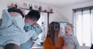 快乐的白种人年轻的母亲和父亲在厨房里和两个小儿子玩耍，<strong>家庭娱乐</strong>时间在家里慢动作