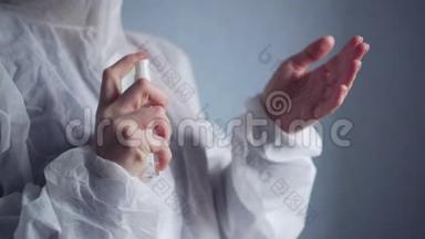 一名女医生用消毒喷雾消毒她的手。