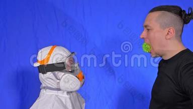 病病患者感染喷嚏.. 医生戴防护医用口罩呼吸器显示病毒模型。 绿色球球