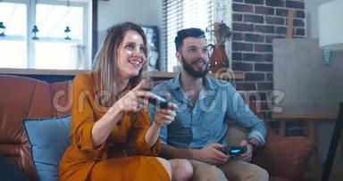 快乐年轻开朗的白种人男女在家玩视频游戏，享受有趣的休闲度假时间慢动作。
