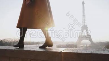美丽的女游客摆姿势，在浪漫的埃菲尔铁塔观巴黎慢动作左右行走。