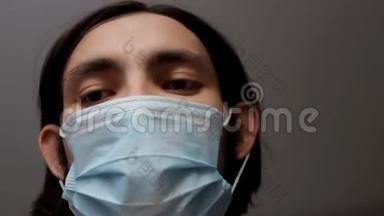 男人戴着外科口罩覆盖下半边脸。 医疗和保健概念