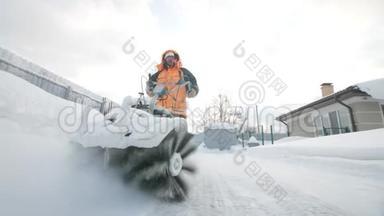 冬天，男人用清扫车清扫院子里的积雪