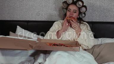 胖女孩在床上吃披萨。 肥胖，现代营养<strong>问题</strong>，快餐，饮食，晚上吃。 超重<strong>问题</strong>。