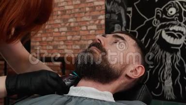 理发店用电动修边器和梳子刮胡子。 男用电动剃须刀修剪胡须