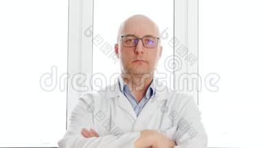 人类生物工程师穿着白色实验室外套，交叉的手站在窗户背景上。 研究中穿白色外套的科学家