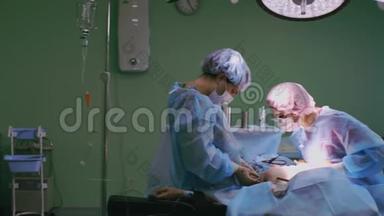 现代医学，一组外科医生<strong>做手术</strong>。 现代医疗设备使外科医生能够进行精细操作