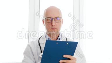 医生在医院<strong>体检</strong>时，在夹板上书写白色外套。 听诊器书写练习者