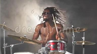 非洲男子用鼓组演奏音乐的肖像