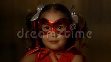 小女孩扮演超级英雄。 搞笑宝宝穿红雨衣打权力超级英雄.. 超级英雄和权力概念