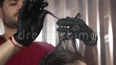 男理发师用梳子剪客户头发。 不错的电影片段。 关门