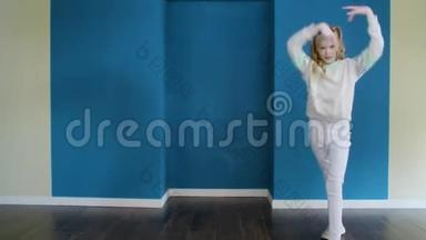 年轻的少女跳舞伦巴舞在蓝工作室训练。 女子桑巴舞表演舞蹈室舞蹈