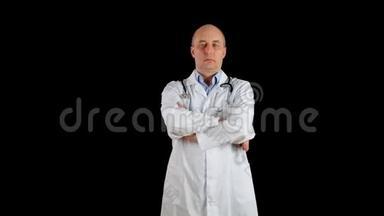 医生肖像穿着白色医用长袍，带音响镜，看着黑色背景上的相机。 <strong>执业</strong>者