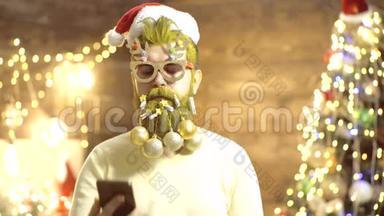 圣诞胡子圣诞老人祝圣诞快乐。 希普斯特圣诞老人拿着手机。 有着长长胡子的滑稽圣诞老人