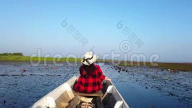 女游客乘长尾船游览泰国Phatthalung省Thale Noi